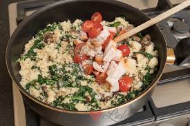 Dit recept voor een griekse couscoussalade is ook erg lekker! Couscous Met Gerookte Kip Champignons En Spinazie Keukenliefde