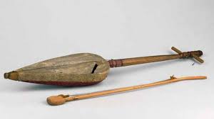 Alat musik ini terbuat dari kayu berukuran panjang dan di bagian bawahnya terbuat dari bambu. Alat Musik Khas Kalimantan Selatan Yang Jarang Diketahui Generasi Z