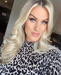 Elisha Stokes's Instagram, Twitter & Facebook