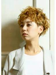 くるくるパーマのヘアスタイルまとめ くるくるパーマ ハイトーンカラーにグロッシーな質感がぴっ など よく検索されるキーワードから探すヘアスタイルのまとめ 人気のキーワードから今流行のヘアスタイルを知ろう パーマ レディース ショート パーマ ヘア