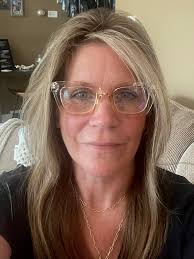 what hairstyle suits a woman over 50 with thinning hair?