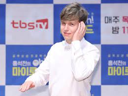 옷가게 직원 뒤통수·뺨 때린 벨기에 대사 부인 폭행하고도 면책특권 유지…공소권 없음 빈 협약 외교관 가족, 형사 법정 안 서도 돼 피해자 영어로 자기 할 말만…내용 이해 못 해. Hv1l0ztiv9sanm