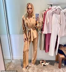 Find the perfect phil davies stock photo. Die Bachelor Anna Heinrich Teilt Dem Moment Erzahlte Sie Ihren Eltern Sie Ist Schwanger Aktuelle Boulevard Nachrichten Und Fotogalerien Zu Stars Sternchen
