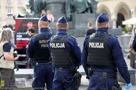 Premier mateusz morawiecki oświadczył niedawno, że mimo wprowadzenia dodatkowych obostrzeń i zakazu przemieszczania się nie będzie godziny policyjnej. Nie Ma Godziny Policyjnej W Noc Sylwestrowa Mamy Zakaz Przemieszczania Sie Bochnianin Pl