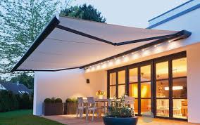 Store De Terrasse Avec Des Luminaires Pour Passer Des Belles Soirees D Ete Auvents Maison Amenagement Jardin Idees Pergola