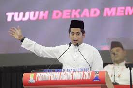 Selain usahawan adalah seorang ahli perniagaan yang harus mengambil risiko menggabungkan faktor pengeluaran termasuk modal, buruh, bahan dan menerima. Ucapan Dasar Ketua Pemuda Umno