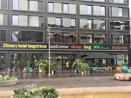 El hotel ofrece servicio de habitaciones, para que tu estancia sea incluso más agradable. 25hours Hotel Zurich Langstrasse Burlesque Meets Business Kuchenflug