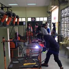 195/2010 bertarikh 20 disember 2010 yang dipengerusikan oleh menteri pendidikan telah meluluskan tiga (3) perkara iaitu program penjenamaan semula sekolah menengah vokasional kepada kolej vokasional, menambah baik kurikulum sedia ada dan memperkenalkan kurikulum bidang mengikut. Kolej Vokasional Kuala Lipis Mesyuarat Penghasilan Item Matapelajaran Vokasional