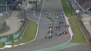 Temperaturile scazute, constant sub 20 grade celsius, permiteau si o strategie cu trei opriri, majoritatea echipelor. Video Hamilton CastigÄƒ Marele Premiu Al Chinei A 1000 A CursÄƒ Din Istoria F1 A Treia DublÄƒ Mercedes Din Trei Mp Ale Sezonului 2019