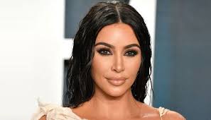 Kim kardashian is the star of the reality show 'keeping up with the kardashians' and businesswoman, creating brands such as kkw beauty, kkw fragrance and skims. E0 Ew9xliczzjm