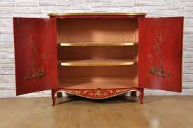 Importante Credenza Veneziana Sagomata A 2 Ante E Decorata A Mano Con Cineserie Di Alto Pregio In Colore Rosso Cina Mobili Vangelista Decorazioni Mobili Arredamento Parigino