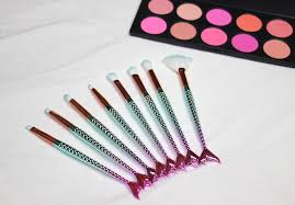 Il en existe de nombreux, dédiés à de minutieuses fonctions. Comment Bien Nettoyer Ses Pinceaux A Maquillage Jeni Cherie