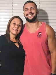 Após boatos de que teria retomado seu relacionamento com arthur picoli, carla diaz resolveu esclarecer a situação. Bbb 21 Ganhei Um Monte De Nora Brinca Mae De Arthur Ex Mister Es A Gazeta