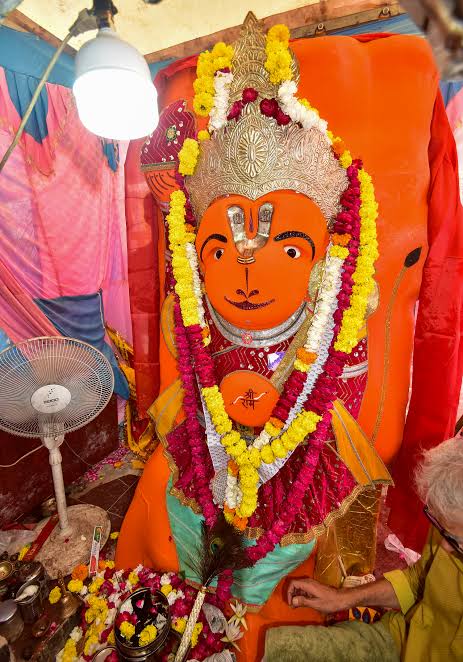 Ujjain: Devotees Flock to 170 Year Old Khade Hanuman Temple #Gallery - Social News XYZ