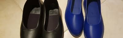 Galoshes, also known as dickersons, gumshoes, rubbers, or overshoes, are a type of rubber boot that is slipped over shoes to keep them from getting muddy or wet. Galoschen Im Test Altbekanntes Aus Gummi Und Silikon Neu Entdeckt