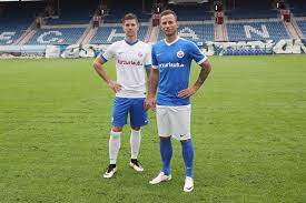 Mitglieder, fans sowie sponsoren und unternehmen, die unsere kogge auf spezielle und originelle weise unterstützen wollen, können ab sofort exklusiver trikotpate ihres lieblingsprofis werden. Hansa Rostock Stellt Neue Trikots Der Spielzeit 2016 2017 Vor Rostock Heute