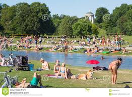 „münchen wäre nicht münchen, wenn es diesen englischen garten nicht gäbe. Die Leute Die Den Sommertag In Stadt Englischer Garten Geniessen Parken In Munchen Deutschland Redaktionelles Stockfotografie Bild Von Garten Stadtbild 106947742