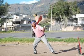 Juegos tradicionales los juegos tradicionales son aquellos juegos que se practican en grupo con el fin de divertirse y entretenerse. La Pelota Nacional Un Juego Que No Desaparece En Ecuador Intercultural Noticias El Universo