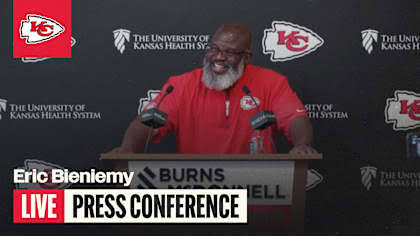 The offensive staff demands mental sharpness and execution, do AI tạo