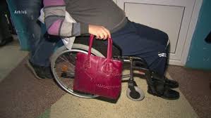 448/2006 privind protecţia şi promovarea drepturilor persoanelor cu handicap, autorităţile şi instituţiile publice, persoanele juridice, publice sau private, care au cel puţin 50 de angajaţi, au obligaţia de a angaja persoane cu handicap în proporţie de cel puţin 4% din numărul total de angajaţi. Watnn9q6sdo0um