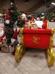 Roliga ansikten klistermärken av gyllene oxe med svart hårfläta och kinesisk röd hatt i brun bakgrund. Patrik Ek Tomte Och Jul Sallskapet Sida 44