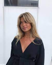 Maya Kate In 2021 Hairstyles With Bangs Blonde Hair With Bangs Balayage Hair Blonde Medium