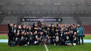 Kupayı uğurcan çakır ve abdulkadir parmak birlikte havaya kaldırdı. Super Kupa Trabzonspor Un Malumat24 Com