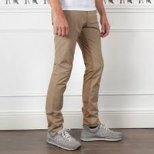 Dans un esprit plus chic et habillé pour une soirée, le pantalon chino se marie très bien avec une veste à condition de les porter de manière dépareillée pour éviter l'effet costume. Histoire Et Conseils Comment Porter Le Chino