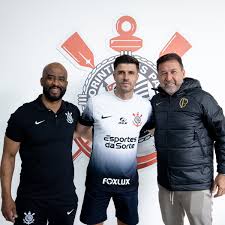 Corinthians rescinde contrato com Héctor Hernández e projeta economia de R$ 4,8 milhões