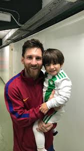 Sandra de la vega es la madre de su hijo andrés manuel y están más unidos que nunca. Conocio A Su Idolo El Hijo De Andres Guardado Tuvo La Suerte De Encontrarse Con Messi Tras El Partido Entre Betis Y Barce Sportscenter Scoopnest