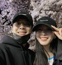 배우 한예슬이 남자친구를 소개한다고 고백하며 한 남성의 사진을 공개해 궁금증을 자아냈다.한예슬은 13일 자신의 인스타그램에 제 남자친구를 소개합니다라는 글과 함께 여러 장의 사진을 게재했다.공개된 사진 속에는 화려한 애니멀 패턴의 셔츠를 입고. Hbmimnnzzqkqem