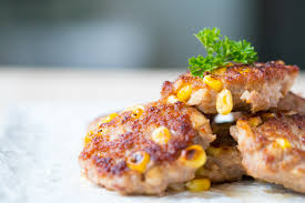 May 12, 2021 · 看到竹篙灣隔離營的那塊磚頭粟米肉餅相片，第一反應是：真的可食用嗎？ 相片瘋傳當天，傳給我的，有來自不同政見的朋友，在此問題上，他們鮮有立場一致：「好恐怖！有無搞錯？！點食呀？」想不到，這塊神奇肉餅，居 è‚‰é¤…é£Ÿè­œ é¦¬è¹„ç²Ÿç±³ç…Žè‚‰é¤…å•–å•–è‚‰çˆ½å£å½ˆç‰™ é™„ç²Ÿç±³å–ç²'å¤§æ³• é¦™æ¸¯01 æ•™ç…®