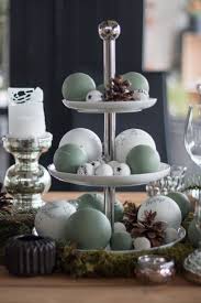 Weihnachtlich Geschmuckte Etagere Im Handumdrehen Selbstgestaltet Was Ihr Benotigt Kug Mit Bildern Weihnachtstischdeko Deko Weihnachten Tisch Tischdekoration Weihnachten