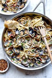 Easy Linguine With Clam Sauce Vongole Foodiecrush Com Clams Linguine Pasta Recette Cuisine Italienne Recettes De Cuisine