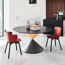 Choisir la table de sa salle à manger, c'est choisir une table qui s'accorde avec les proportions de son intérieur, mais également avec l'ambiance que l'on souhaite donner à sa salle à manger. Table De Salle A Manger Ronde Design En Bois Clessidra Midj 4 Pieds Com
