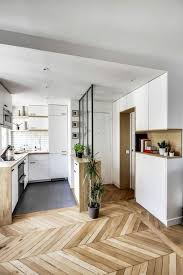 2offene Kuche Trennen Glas Eingangstur Parkettboden Pflanzen Kochbucher Kakteen Ubergan Kleine Wohnung Kuche Kleine Wohnung Einrichten Wohnung Kuche Dekoration