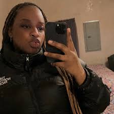 i love girly sht like holding my friends hands as we move thru the club.