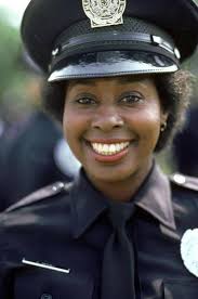 Venti personaggi furono ricreati ex novo. Laverne Hooks Scuola Di Polizia Community Facebook