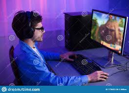 Componentes de una placa base (motherboard). Milenes De Personas Irreconocibles Jugando Juegos De Computadora En Casa Foto De Archivo Imagen De Noche Feliz 173002128