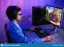 Juegos porno o adulto juego sexo descargar juegos computadoras canaima juegos usen joystick pc tubidy juegos celular juegos descargar memoria usb juegos pc portatil gratis gta vice city juegos completos de pc y para juegar en internet. Milenes De Personas Irreconocibles Jugando Juegos De Computadora En Casa Foto De Archivo Imagen De Noche Feliz 173002128