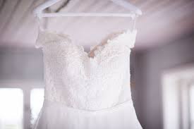 Du suchst die perfekte wäscherei oder textilreinigung, die sich professionell und zuverlässig um dein geliebtes brautkleid kümmert, das dich immer an deine. Die Professionelle Brautkleidreinigung Auf Bio Basis Mit Lieferservice Vom Brautkleidtaxi Berlin Auch Fur Die Reinigung Vom Brautkleid Vor Der Hochzeit In Berlin Jetzt Anrufen 0170 482 25 55 Und Eine Reinigung Vom