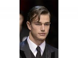 Scopri i tagli capelli uomo 2022 che andranno di moda, per prendere spunto e creare il tuo hairstyle!. Tagli Capelli Uomo La Riga Ora Si Porta Di Lato Grazia It