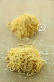 Homemade Chinese Egg Noodles 400g Plain Flour 1 2tsp Fine Salt 4 Large Eggs 220g Chinese Egg Noodles Recipe Homemade Egg Noodles Food