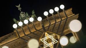 An chanukka gedenken wir der neueinweihung des tempels in jerusalem, nachdem es eine kleine gruppe von eifernden juden mit der ganzen. Chanukka 2020 Brauche Bedeutung Und Co Das Macht Das Judische Lichterfest Hanukkah Aus News De