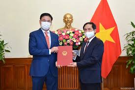 Ngoại trưởng anh đã tới israel, đồng thời kêu gọi chấm dứt bạo lực giữa quốc gia do thái này với người palestine. Bá»• Nhiá»‡m Thá»© TrÆ°á»Ÿng Bá»™ Ngoáº¡i Giao