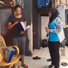 Petugas pendata dan pendamping sosial sedang melakukan verifikasi ...