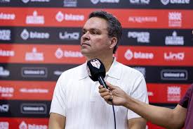 Adson Batista lamenta pouco público no clássico: 