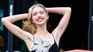 Chloe cherry (make up) maske aus karton. Chloe Cherry Fashion Week Outfits Euphoria Star S Street Style Looks Glamour Uk