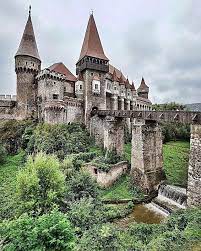 Castelul corvinilor impresionează prin prezenţa sa, ce domină oraşul hunedoara. Pin Auf Travel