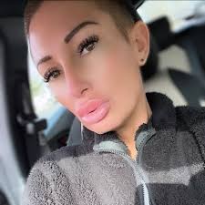 Rebecca Boling's Instagram, Twitter & Facebook